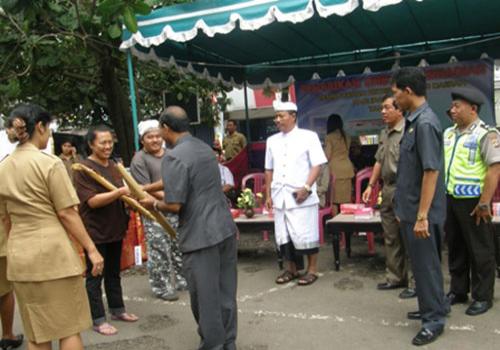 PENGUNDIAN KARCIS/KUPON BERHADIAH KEPADA PEMBAYAR RETRIBUSI PASAR TAHAP I TAHUN 2012